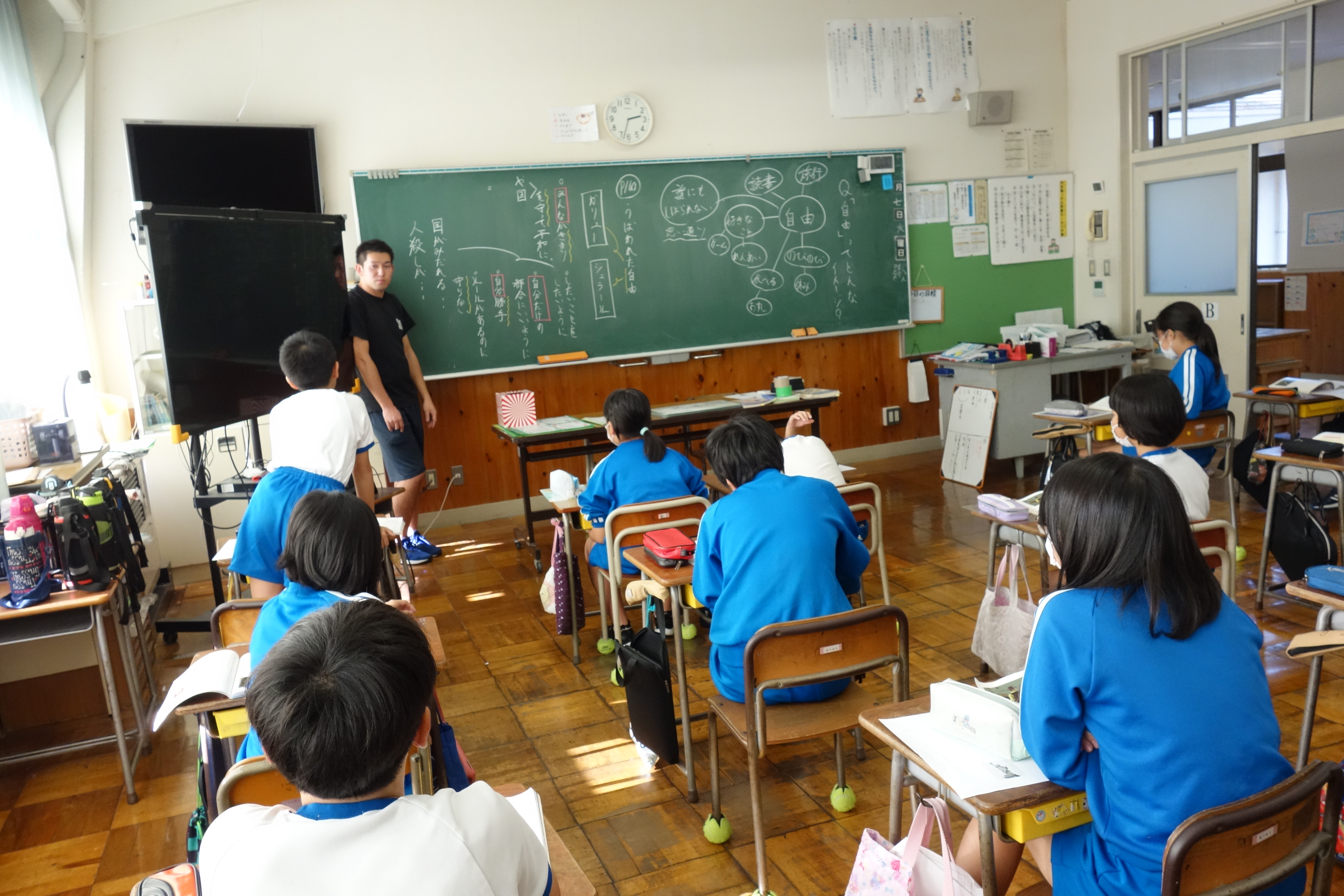 5年道徳授業「うばわれた自由」 - 内外海小学校